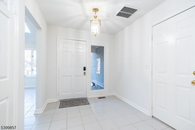 13 Greenbriar Ln, Clinton Twp., NJ 08801