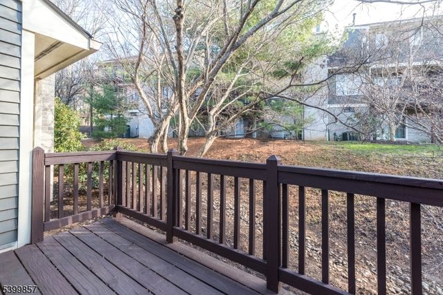 13 Greenbriar Ln, Clinton Twp., NJ 08801