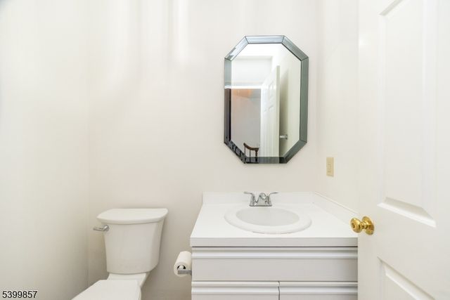 13 Greenbriar Ln, Clinton Twp., NJ 08801