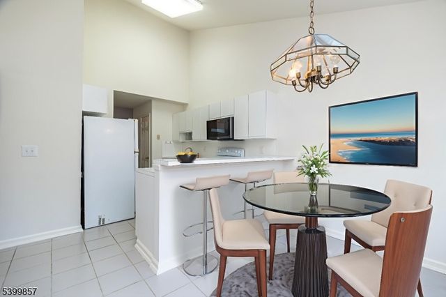 13 Greenbriar Ln, Clinton Twp., NJ 08801