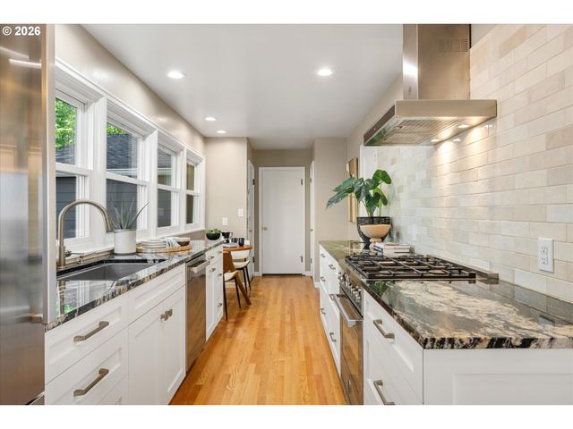 1625 Sw WESTWOOD Dr, Portland, OR 97239