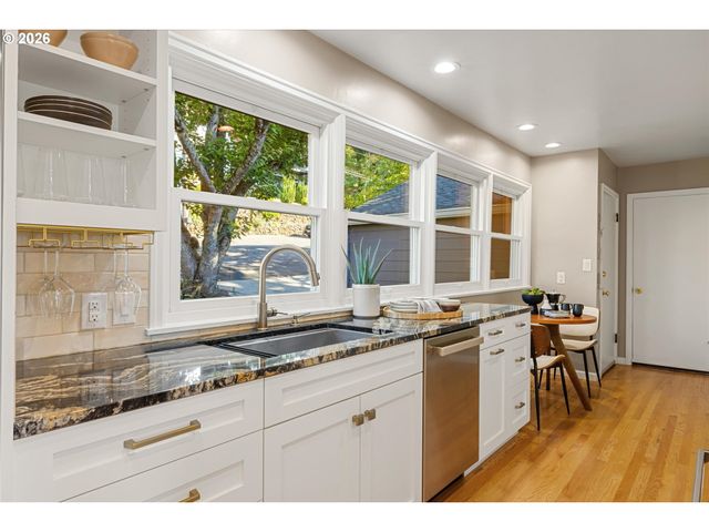 1625 Sw WESTWOOD Dr, Portland, OR 97239