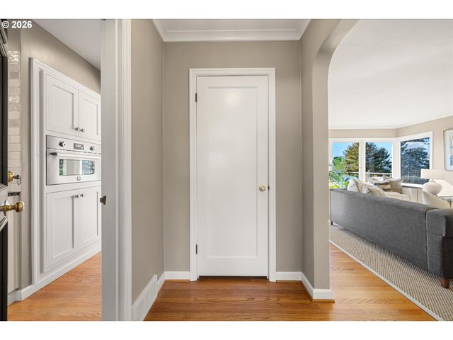 1625 Sw WESTWOOD Dr, Portland, OR 97239