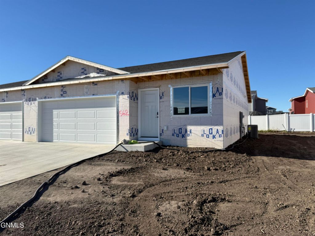 1562 47th Loop SE, Minot, ND 58701 photo 2