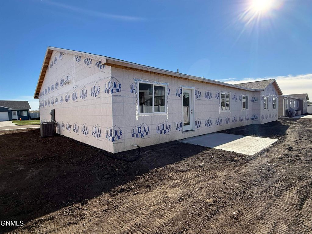 1562 47th Loop SE, Minot, ND 58701 photo 3