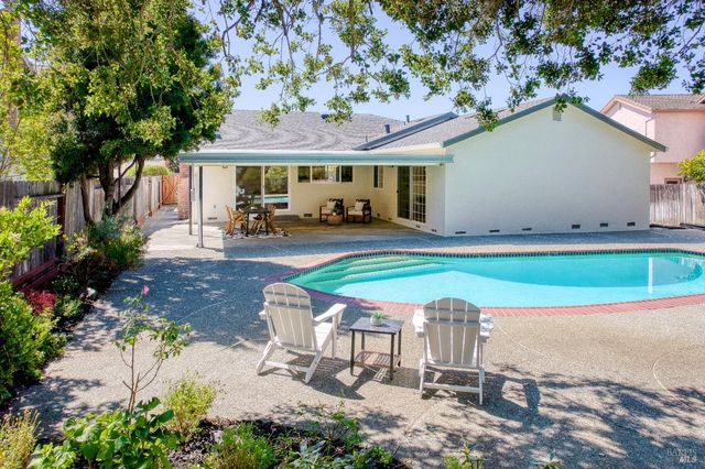 13 Woodland Ct, Novato, CA 94947