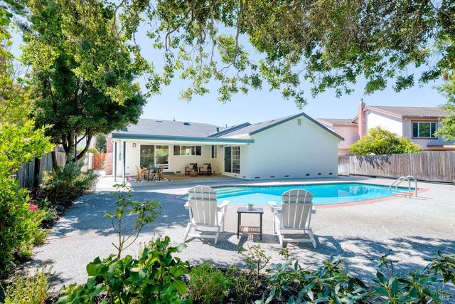 13 Woodland Ct, Novato, CA 94947