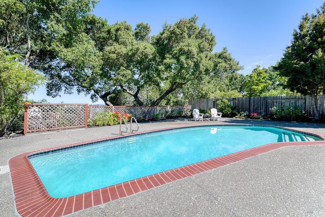 13 Woodland Ct, Novato, CA 94947