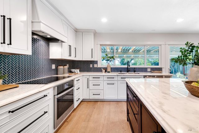 13 Woodland Ct, Novato, CA 94947