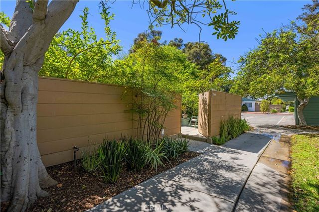 5528 Village Green, Los Angeles, CA 90016