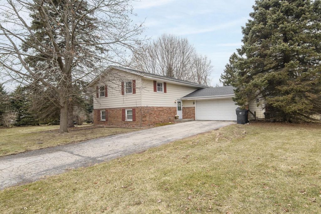 S69W22090 Sonoma WAY, Big Bend, WI 53103