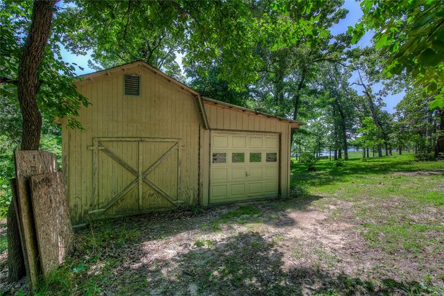 221 County Road 1946, Emory, TX 75440