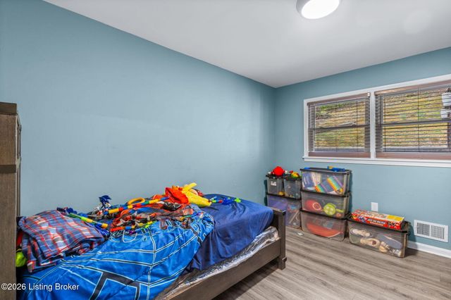 9108 Royal Oak Dr, Louisville, KY 40272