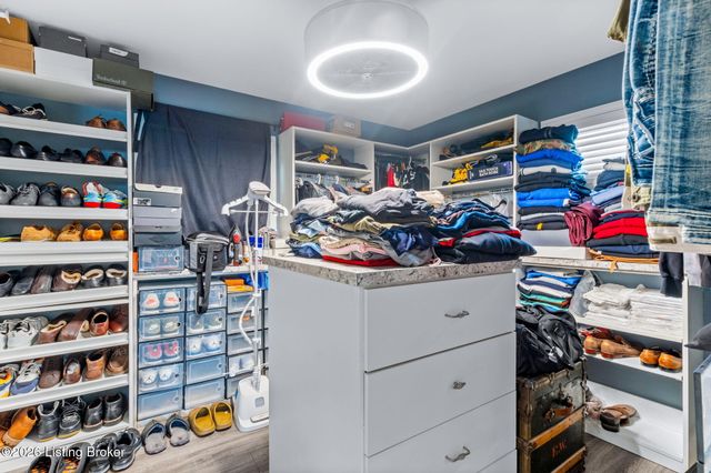 9108 Royal Oak Dr, Louisville, KY 40272