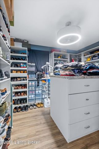 9108 Royal Oak Dr, Louisville, KY 40272