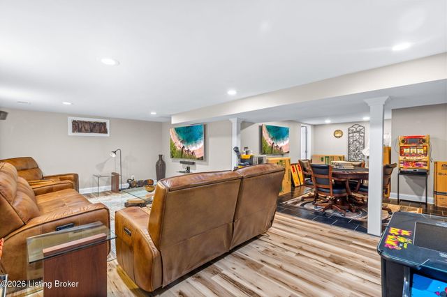 9108 Royal Oak Dr, Louisville, KY 40272