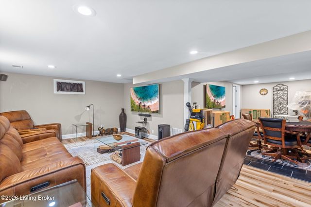 9108 Royal Oak Dr, Louisville, KY 40272