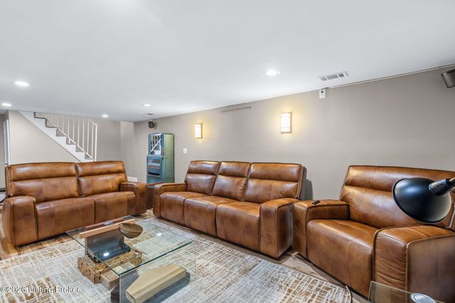 9108 Royal Oak Dr, Louisville, KY 40272