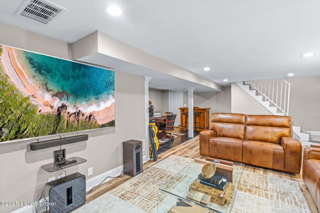 9108 Royal Oak Dr, Louisville, KY 40272