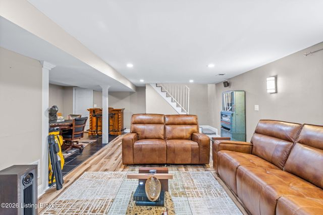 9108 Royal Oak Dr, Louisville, KY 40272