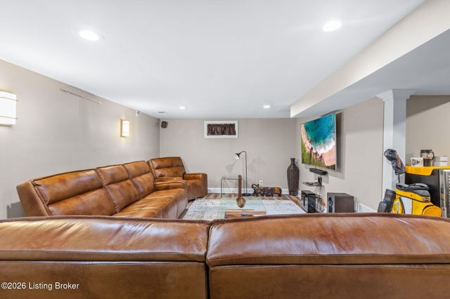 9108 Royal Oak Dr, Louisville, KY 40272