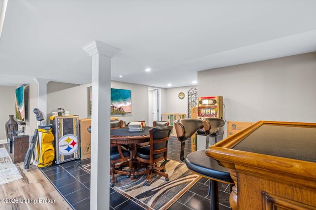 9108 Royal Oak Dr, Louisville, KY 40272