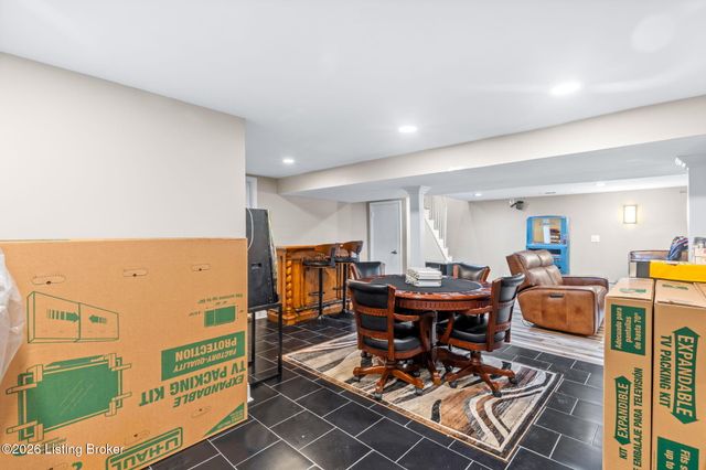 9108 Royal Oak Dr, Louisville, KY 40272