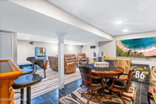 9108 Royal Oak Dr, Louisville, KY 40272