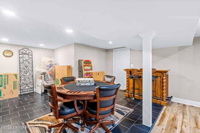 9108 Royal Oak Dr, Louisville, KY 40272