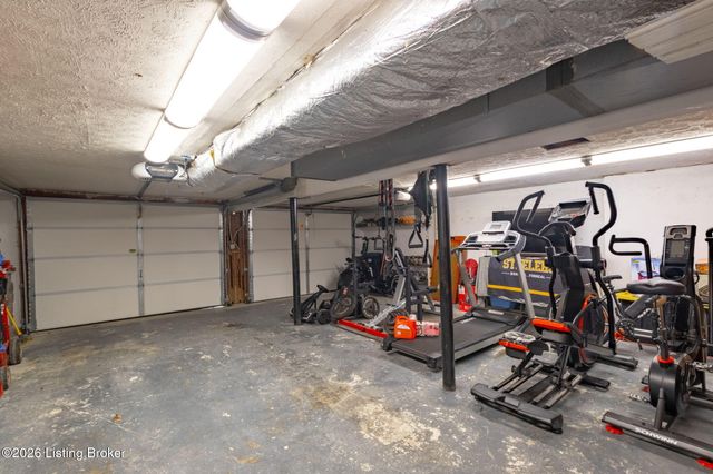 9108 Royal Oak Dr, Louisville, KY 40272