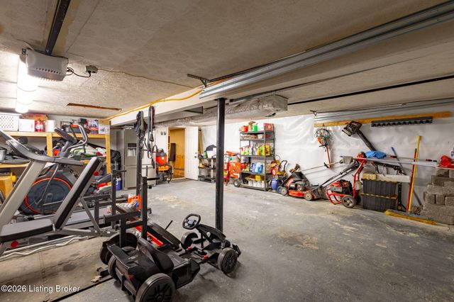 9108 Royal Oak Dr, Louisville, KY 40272