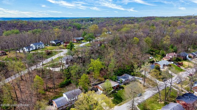 9108 Royal Oak Dr, Louisville, KY 40272