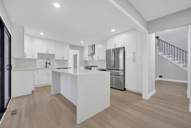 5701 Foxgate Lane, Hinsdale, IL 60521