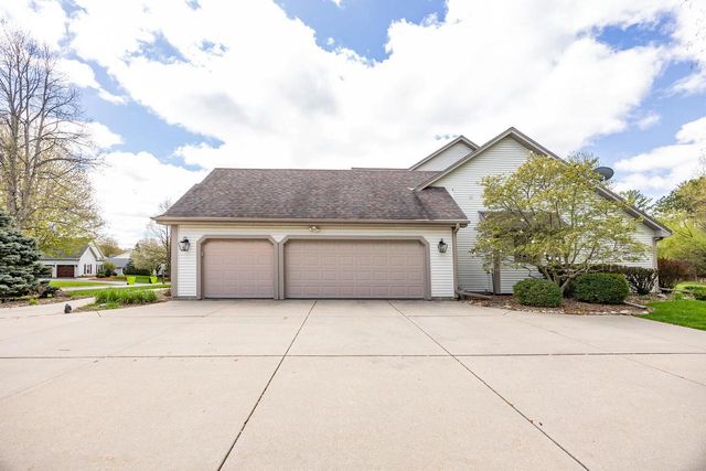 207 Woodlands COURT, Hartland, WI 53029