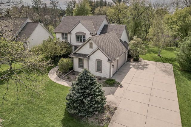 207 Woodlands COURT, Hartland, WI 53029