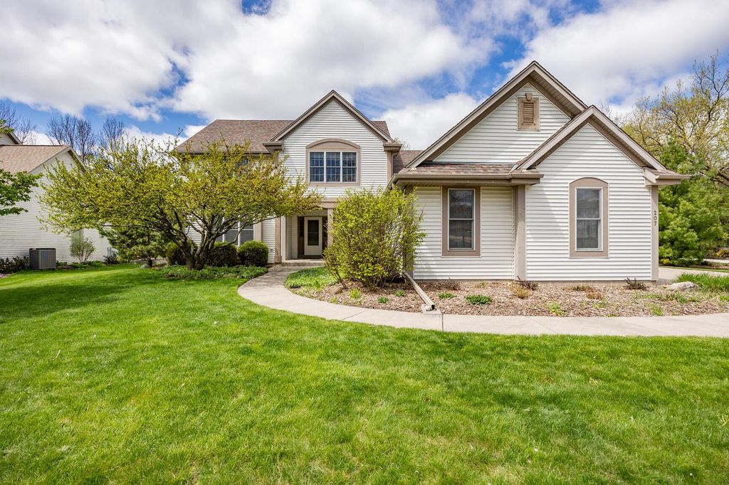 207 Woodlands COURT, Hartland, WI 53029