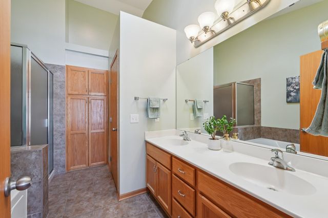 3084 Chisholm Court N, Maplewood, MN 55109