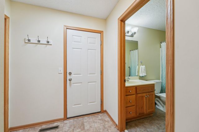 3084 Chisholm Court N, Maplewood, MN 55109