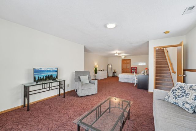 3084 Chisholm Court N, Maplewood, MN 55109