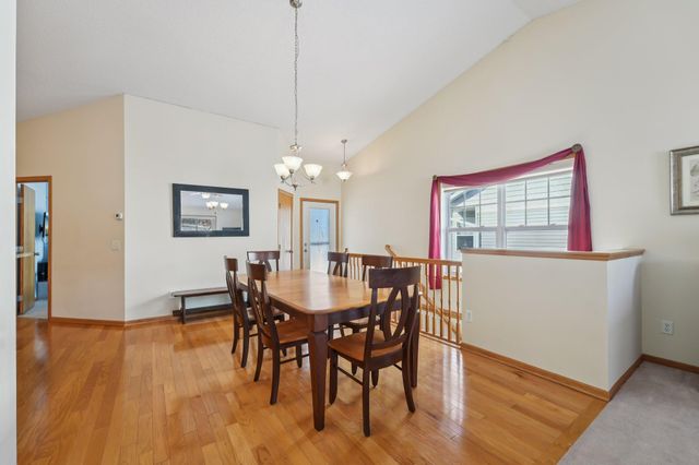 3084 Chisholm Court N, Maplewood, MN 55109