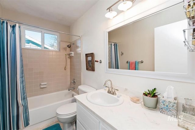 206 N Northview Dr, Eagle, ID 83616