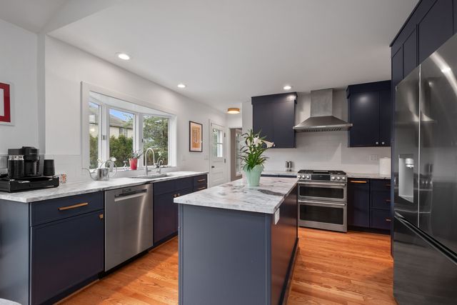 160 E LAHON Street, Park Ridge, IL 60068