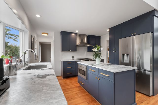 160 E LAHON Street, Park Ridge, IL 60068