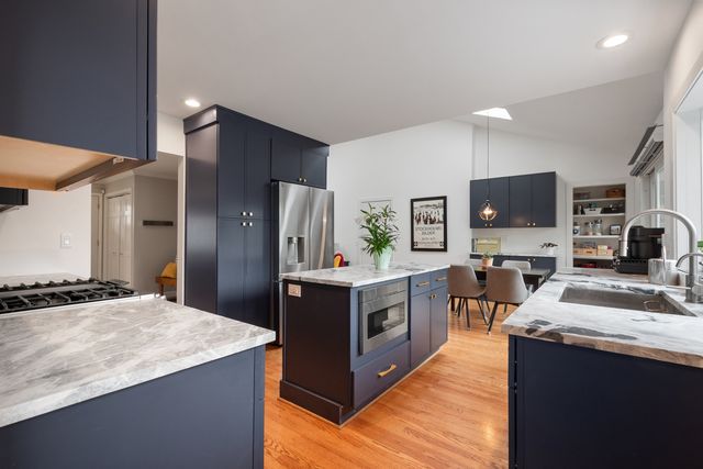 160 E LAHON Street, Park Ridge, IL 60068