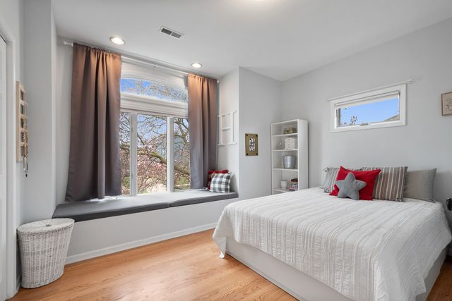 160 E LAHON Street, Park Ridge, IL 60068