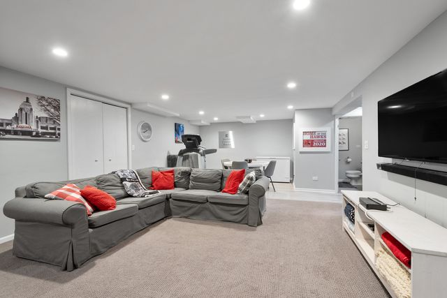 160 E LAHON Street, Park Ridge, IL 60068