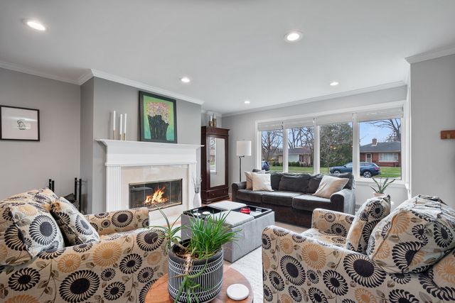 160 E LAHON Street, Park Ridge, IL 60068