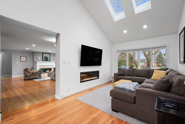 160 E LAHON Street, Park Ridge, IL 60068