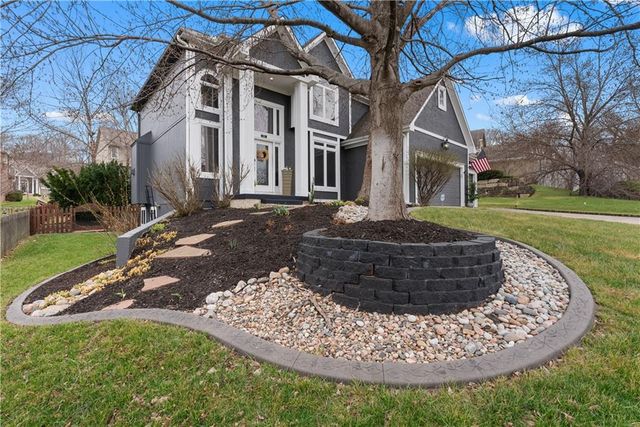 5715 NE SAPPHIRE Place, Lee's Summit, MO 64064