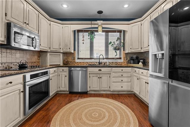 5715 NE SAPPHIRE Place, Lee's Summit, MO 64064